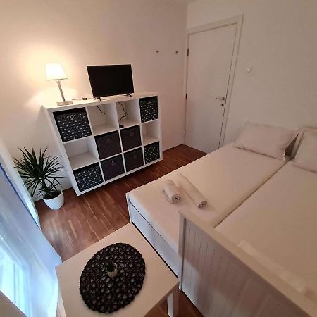 Apartmani Lovre I Zara Exterior foto