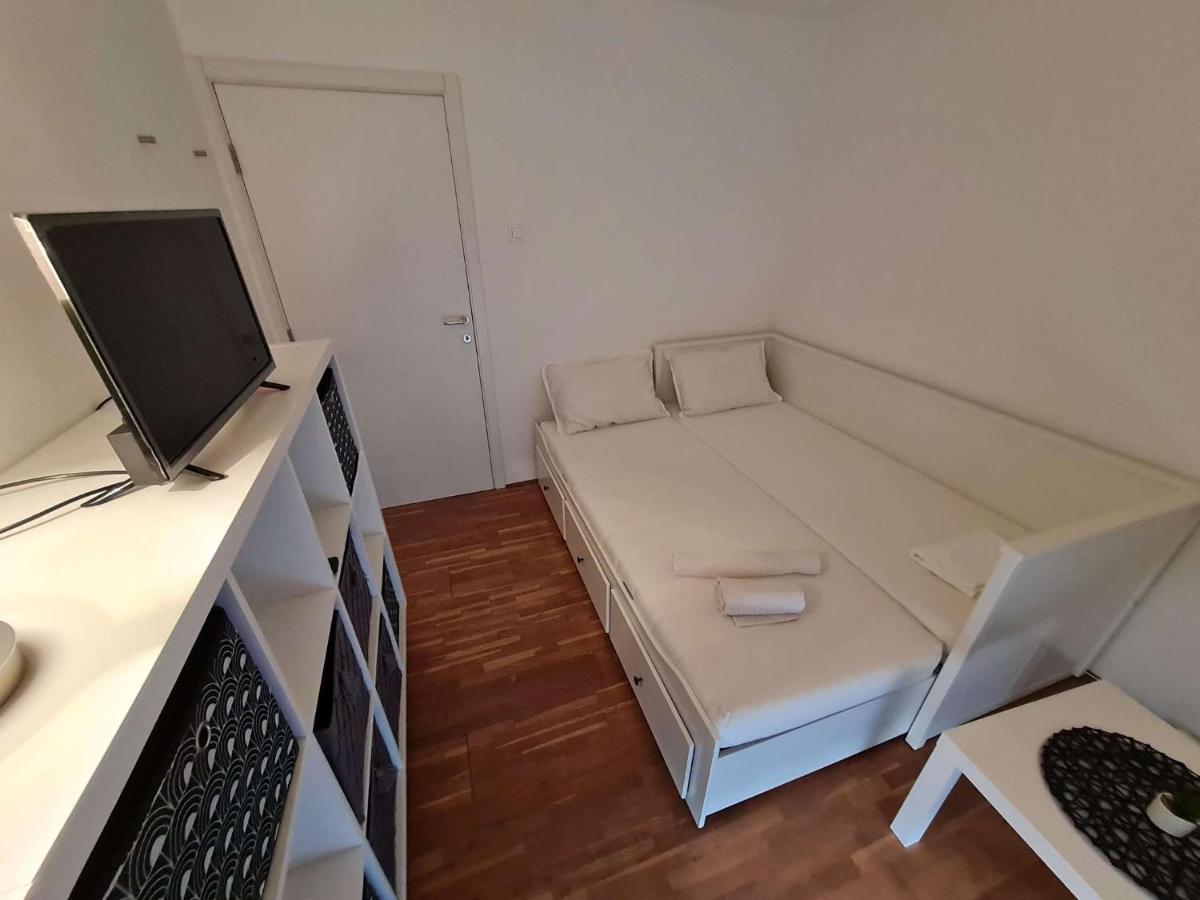 Apartmani Lovre I Zara Exterior foto