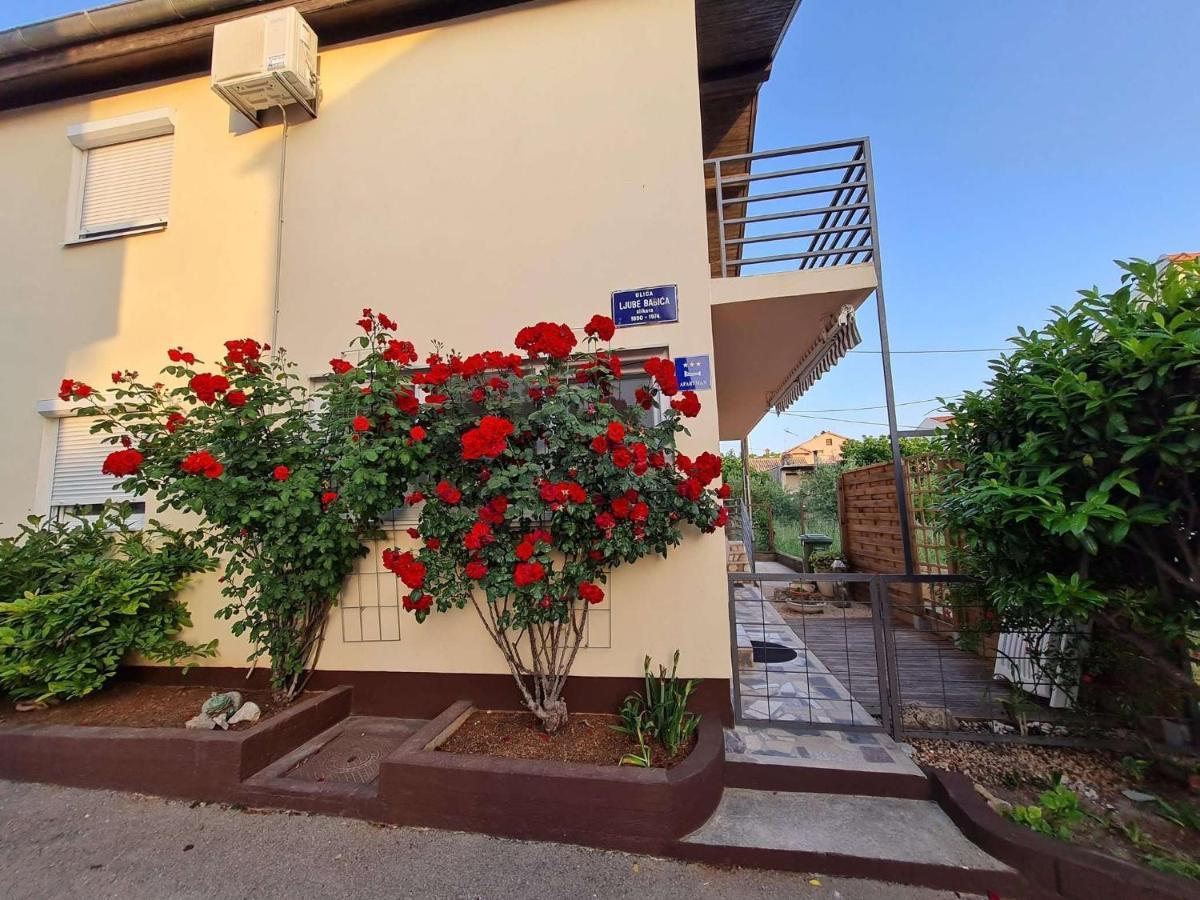 Apartmani Lovre I Zara Exterior foto