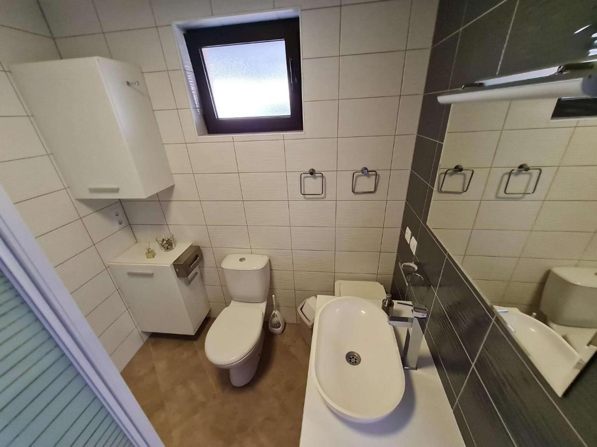 Apartmani Lovre I Zara Exterior foto