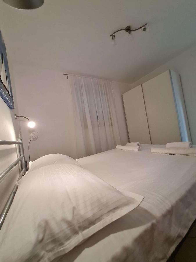 Apartmani Lovre I Zara Exterior foto