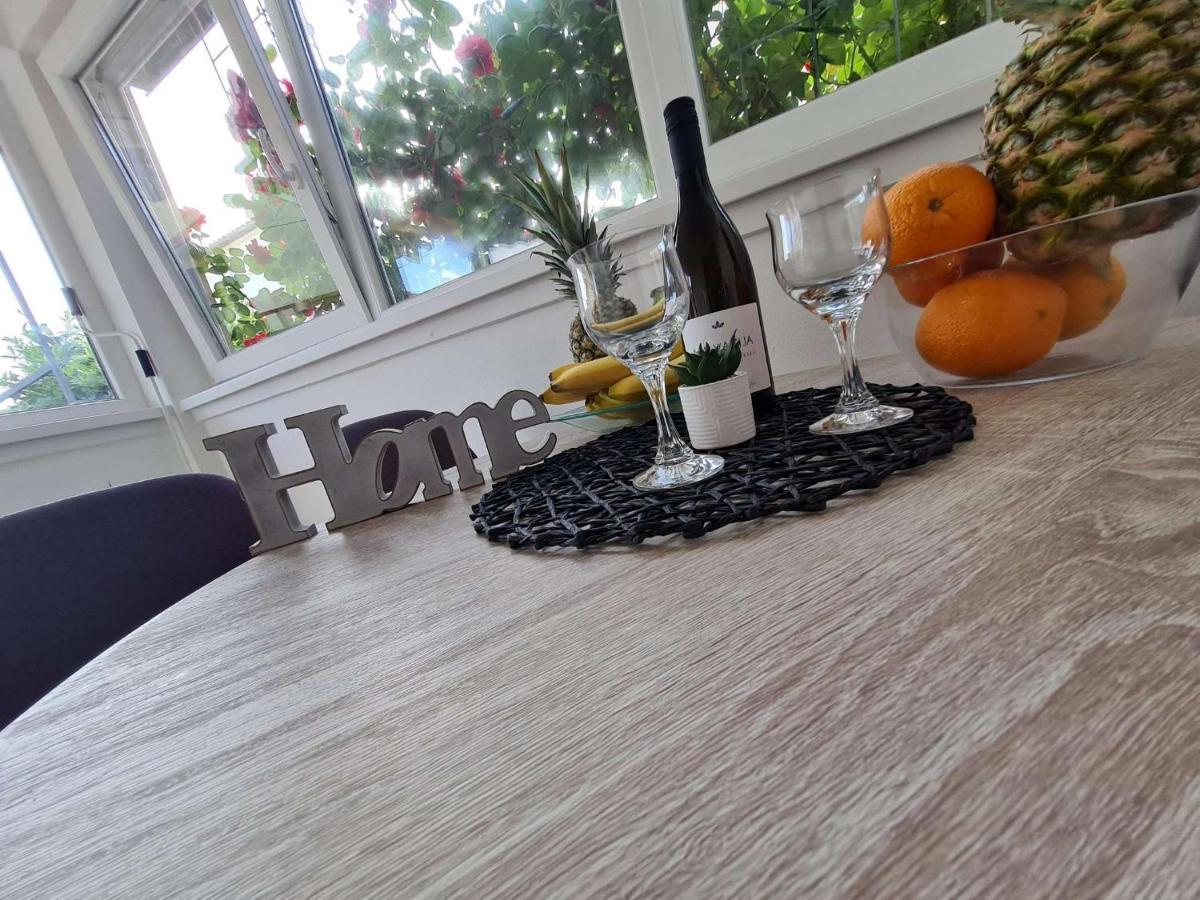 Apartmani Lovre I Zara Exterior foto